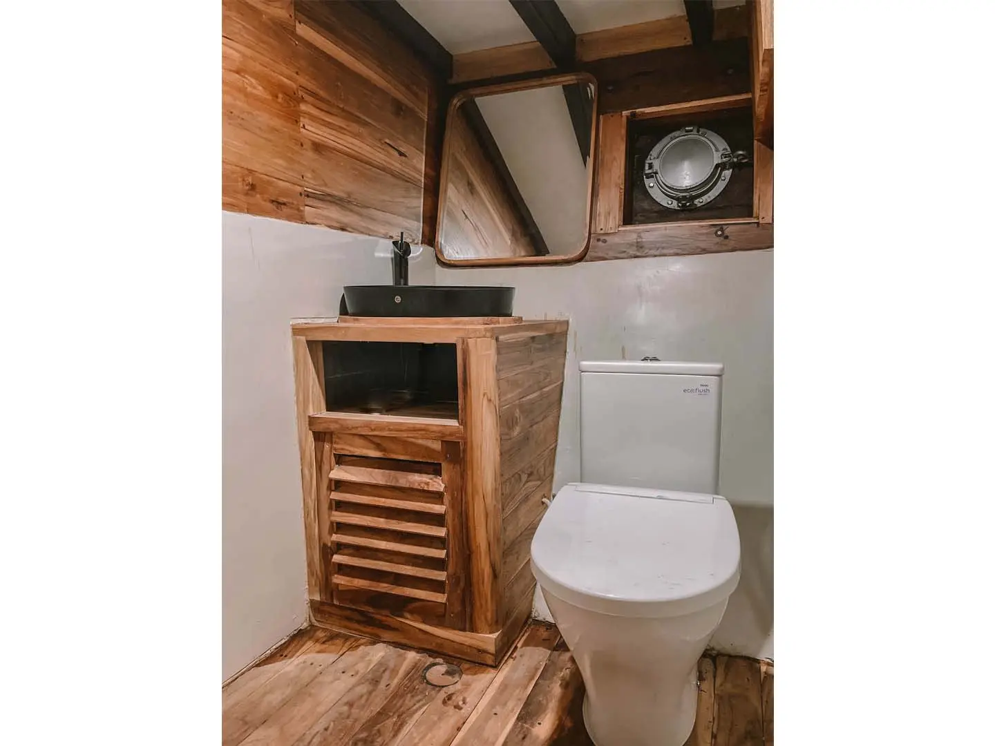 Toraja & Alor Bathrooms