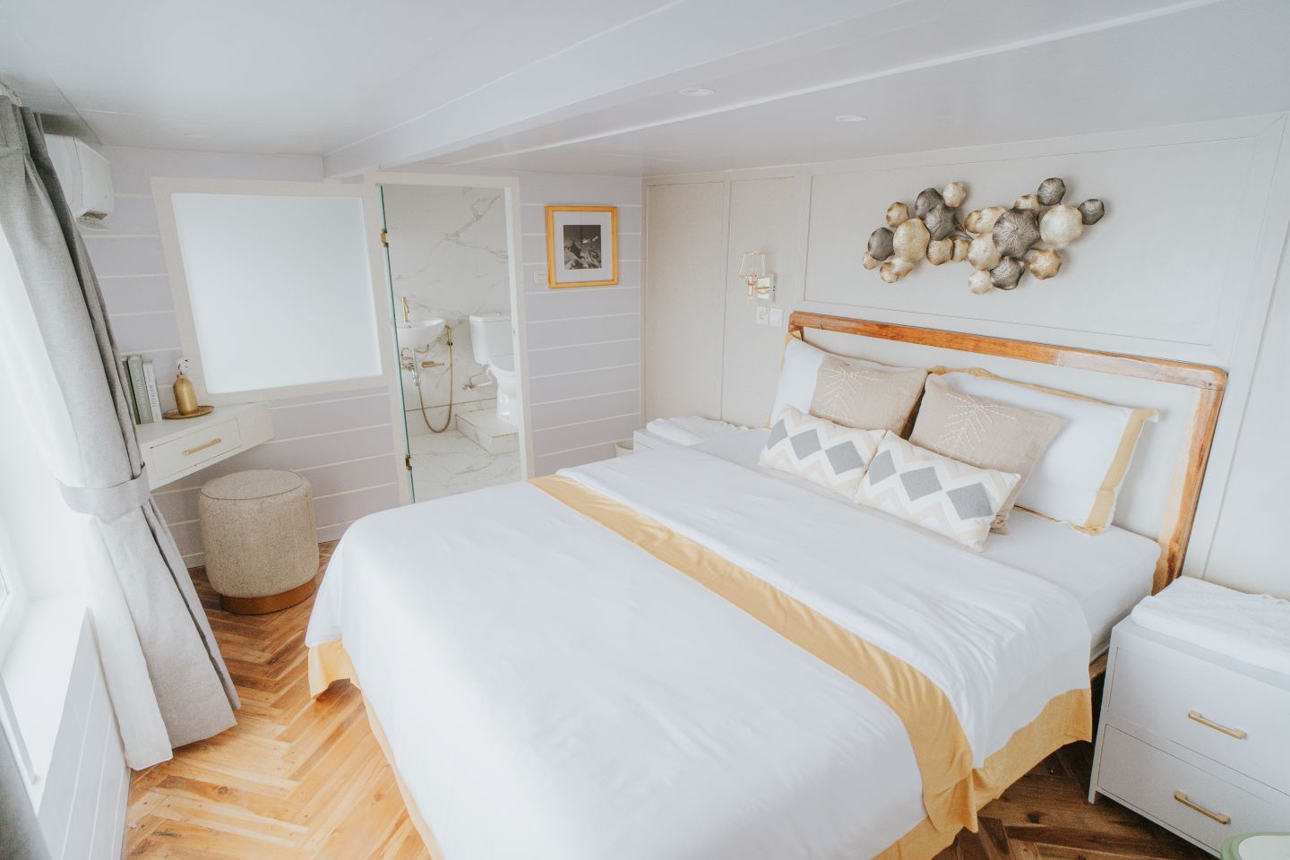 suite bedroom